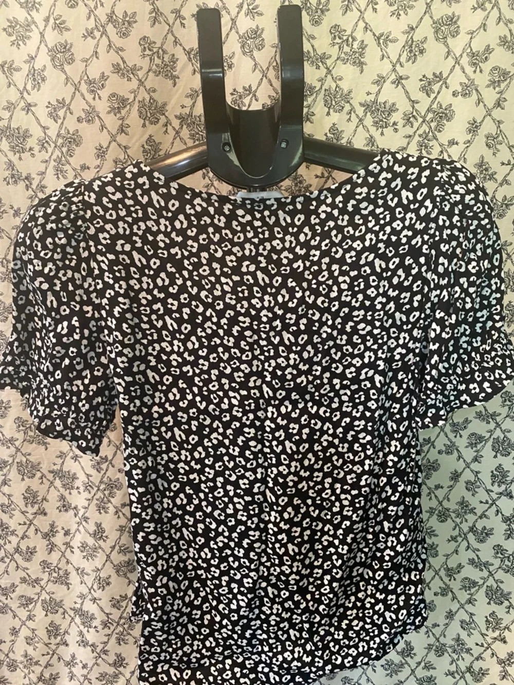 Elodie Black and White Leopard Print Puff Sleeve Blouse - Picture 2 of 3